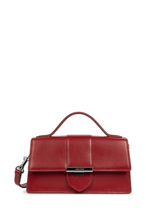 Borsa a mano in pelle rossa con manico superiore, patta frontale e chiusura in metallo argentato incisa con il logo Lancaster, isolata su sfondo bianco.