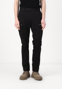 Sorte cargo-bukser med sidelommer, frontlukking med knapper, slim fit, laget av lett stoff, med en jevn tekstur og minimalistisk design.