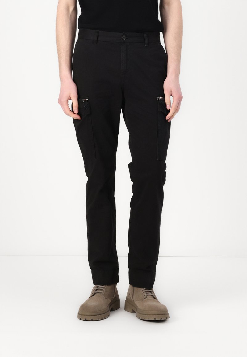 Sorte cargo-bukser med sidelommer, frontlukking med knapper, slim fit, laget av lett stoff, med en jevn tekstur og minimalistisk design.