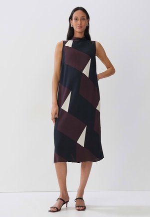 Ärmelloses Midi-Kleid mit geometrischem Muster in Dunkelblau, Burgunderrot und Cremefarben; glattes Material mit lockerer Passform.