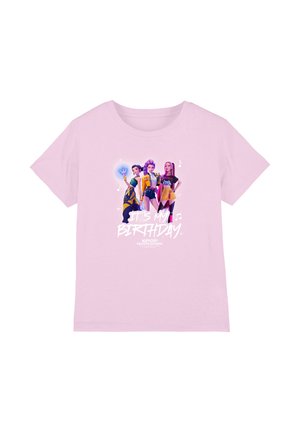 Hellrosa T-Shirt mit drei animierten weiblichen Figuren und dem Text "It's my birthday" sowie "K-pop Demon Hunters" darunter.