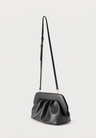 Mustast nahast õlakott, millel on kogutud detailid, ristkülikukujuline raam, kuldse tooniga kinnitusdetailid ja reguleeritav õhuke rihm.