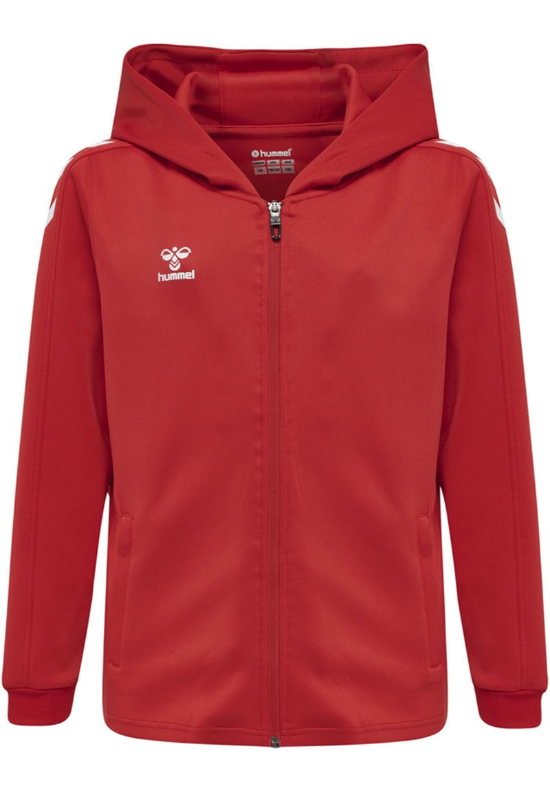 Rode hoodie-jack met ritssluiting en wit Hummel-logo op de borst, met witte chevronstrepen op de schouders en mouwen.