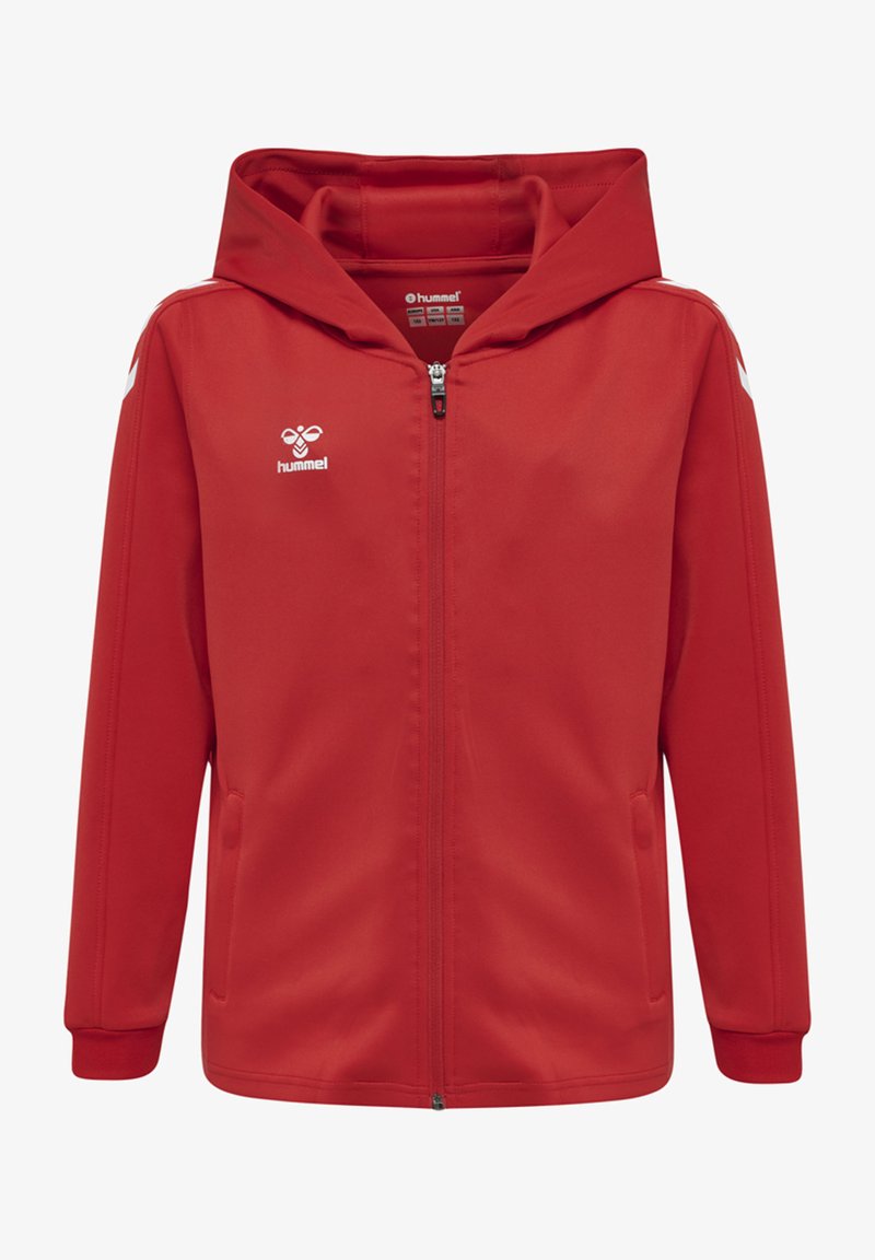 Giacca a zip rossa con cappuccio, con logo Hummel bianco sul petto e strisce a chevron bianche sulle spalle e sulle maniche.