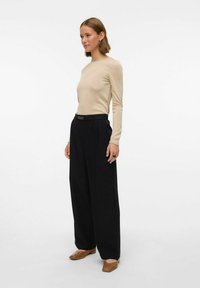 Vero Moda ANZUG VMHADASSA MITTLERE TAILLE  - Tygbyxor - black
