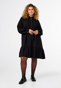 Zizzi MIT RÜSCHENKRAGEN - Denní šaty - black