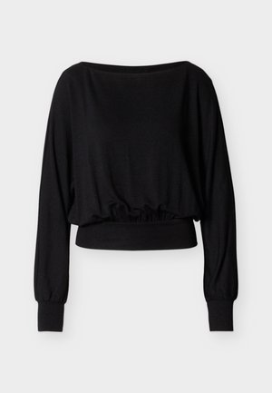 Melnā garām piedurknēm saīsināta džemperis ar platām laivu kakla līniju un pieguļošām ribotām aprocēm un jostasvietu uz vienmērīga gaiša fona.