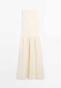 Mouwloze midi-jurk in crèmekleur met aansluitend lijfje en geplooide, vloeiende rok, afgebeeld tegen een witte achtergrond.