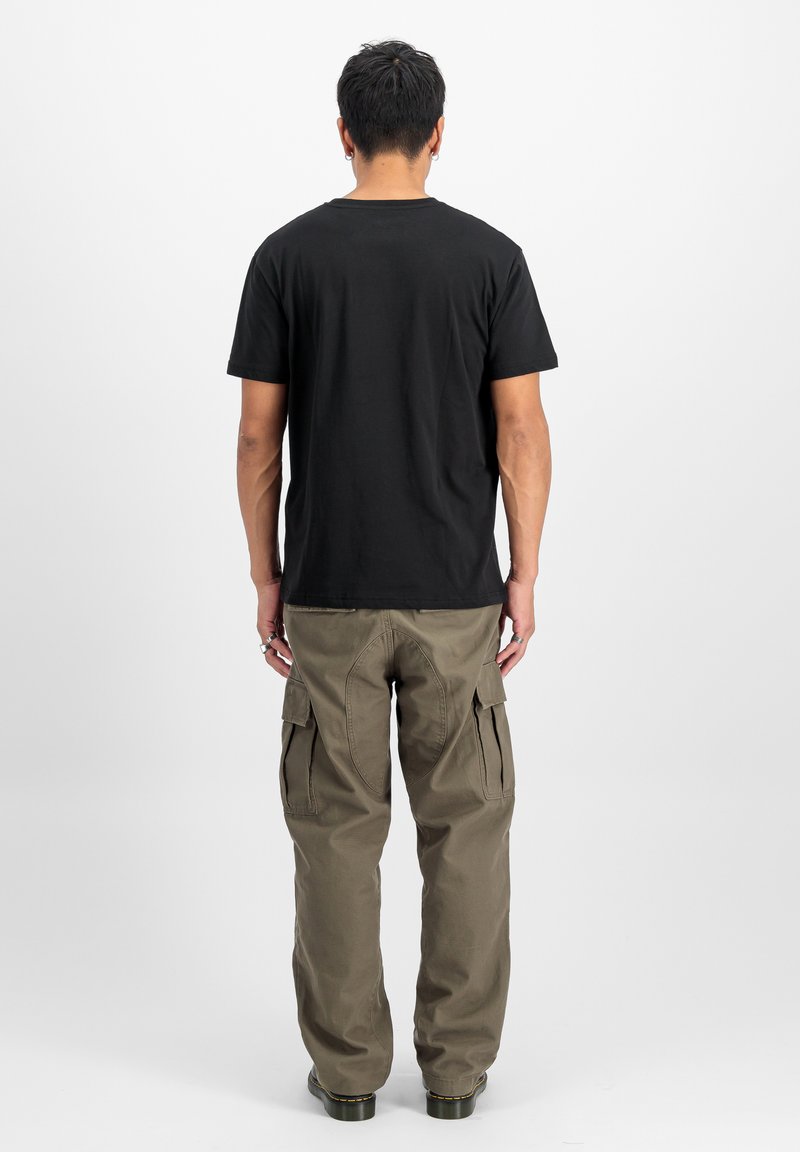 Czarny bawełniany t-shirt z krótkim rękawem, noszony z oliwkowymi spodniami cargo z bocznymi kieszeniami i dekoracyjnym przeszyciem z tyłu.