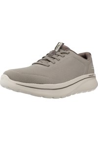 Zapatillas deportivas de color gris claro con parte superior de malla texturizada, suela acolchada y sistema de cordones simple. Presentan un emblema de marca sutil en el lateral.