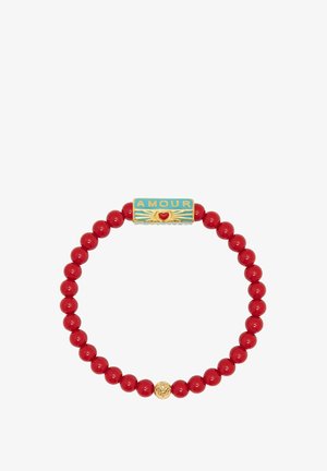 Rødt perlearmbånd med en blå rektangulær detalje med teksten "AMOUR" og et hjerte-design, suppleret med en lille guldfarvet dekorativ perle.