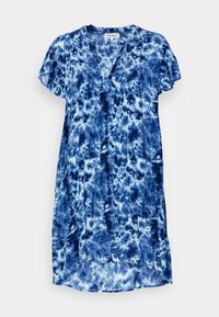 Modré tie-dye šaty s krátkými volánkovými rukávy, V-výstřihem a splývavou látkou. Obsahují různorodé odstíny modré s bílými akcenty.