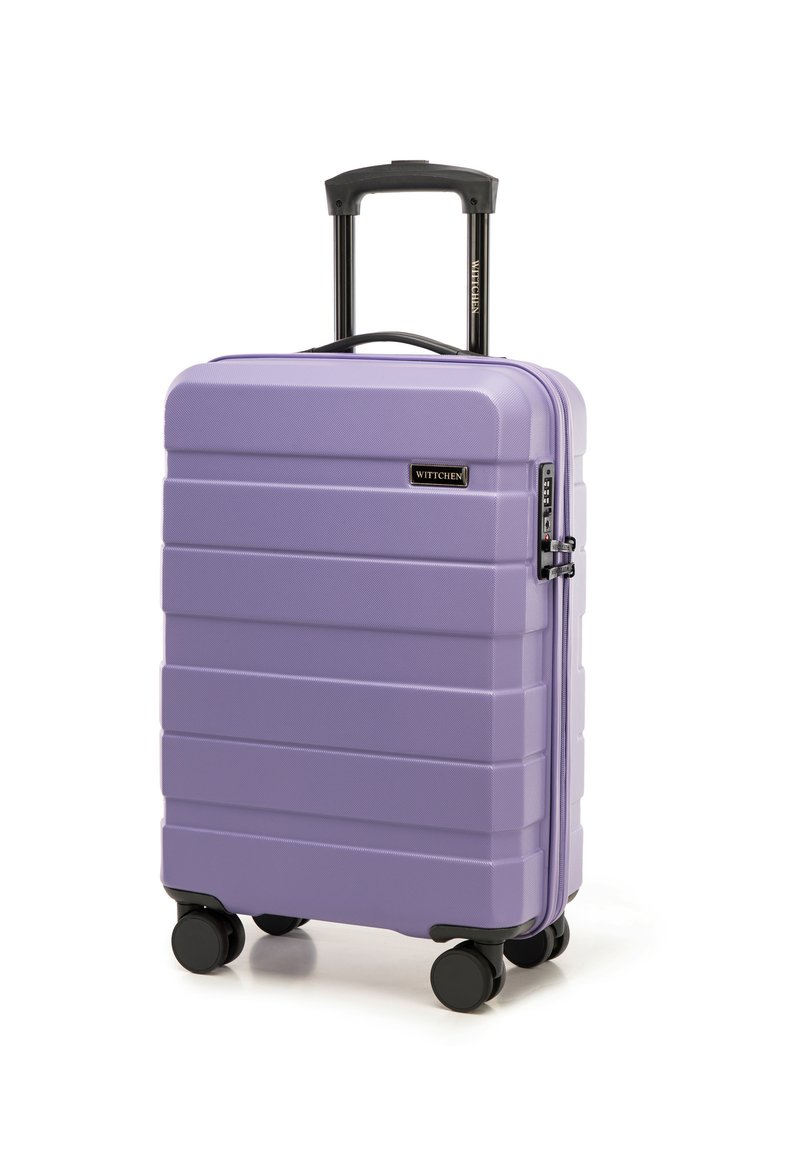 Valise rigide violette avec des rayures horizontales, une poignée télescopique et quatre roues noires. Elle possède un verrou à combinaison et une surface texturée.