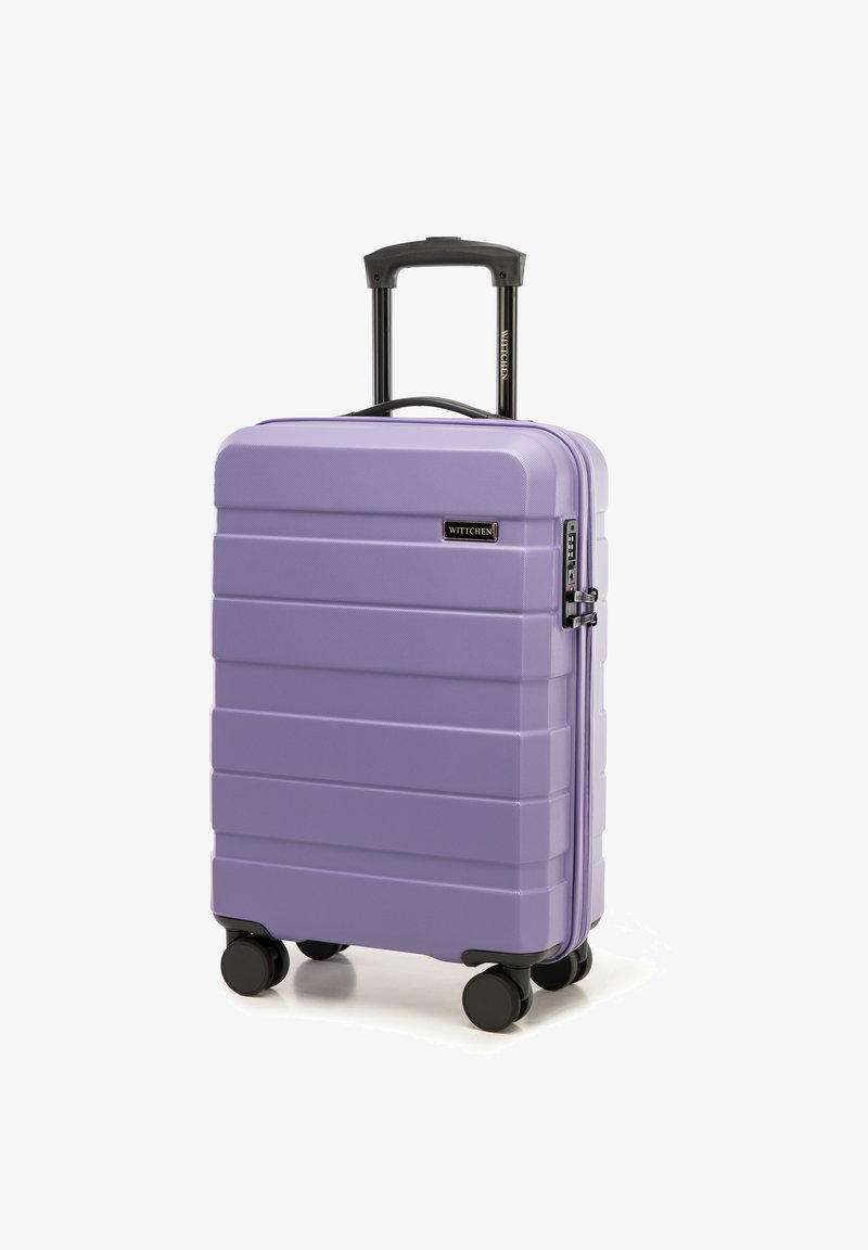 Valise rigide violette avec des rayures horizontales, une poignée télescopique et quatre roues noires. Elle possède un verrou à combinaison et une surface texturée.