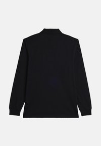 Camisa polo de manga larga en negro sólido con collar clásico y puños de canalé, que presenta una textura suave de mezcla de algodón en la parte posterior.