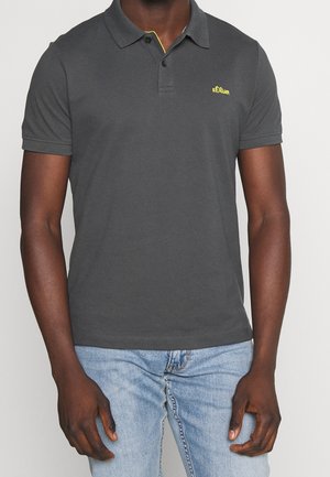 Donkergrijze poloT-shirt van katoen, met een kraag, gele stiksels langs de halslijn en een klein geborduurd logo op de borst.