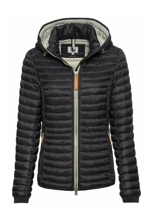 Schwarze gepolsterte Jacke mit gefütterter Kapuze, Reißverschluss, elastischen Manschetten, Seitentaschen und braunem Lederakzent in der Nähe des Reißverschlusses.