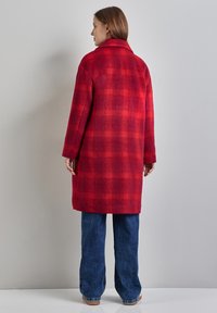 Street One LANGER KARIERTER - Classic coat - rot