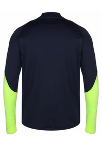 Atleten longsleeve shirt met een marineblauw lichaam en fel neon groene gestructureerde mouwen. Gemaakt van lichtgewicht, ademend materiaal.