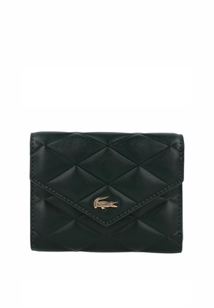 Cartera negra de cuero acolchada con logo de cocodrilo dorado en la solapa frontal, forma rectangular y bordes cosidos.