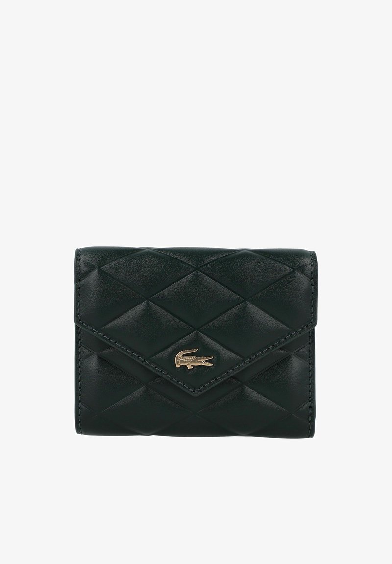 Portefeuille en cuir noir matelassé avec logo crocodile doré sur le rabat avant, forme rectangulaire et bords cousus.