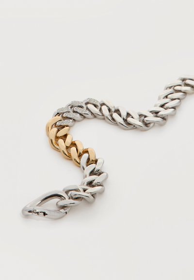 Βραχιόλι με χοντρές αλυσίδες από ασημένιους κρίκους, μερικούς χρυσούς κρίκους και μικρά ενσωματωμένα κρύσταλλα, με ασημένιο κούμπωμα σε λευκό φόντο.