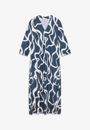 Dlhé námornícke modré šaty s bielym abstraktným vzorom, s výstrihom do V, rukávmi do troch štvrtín a prúdiacou textúrou látky.