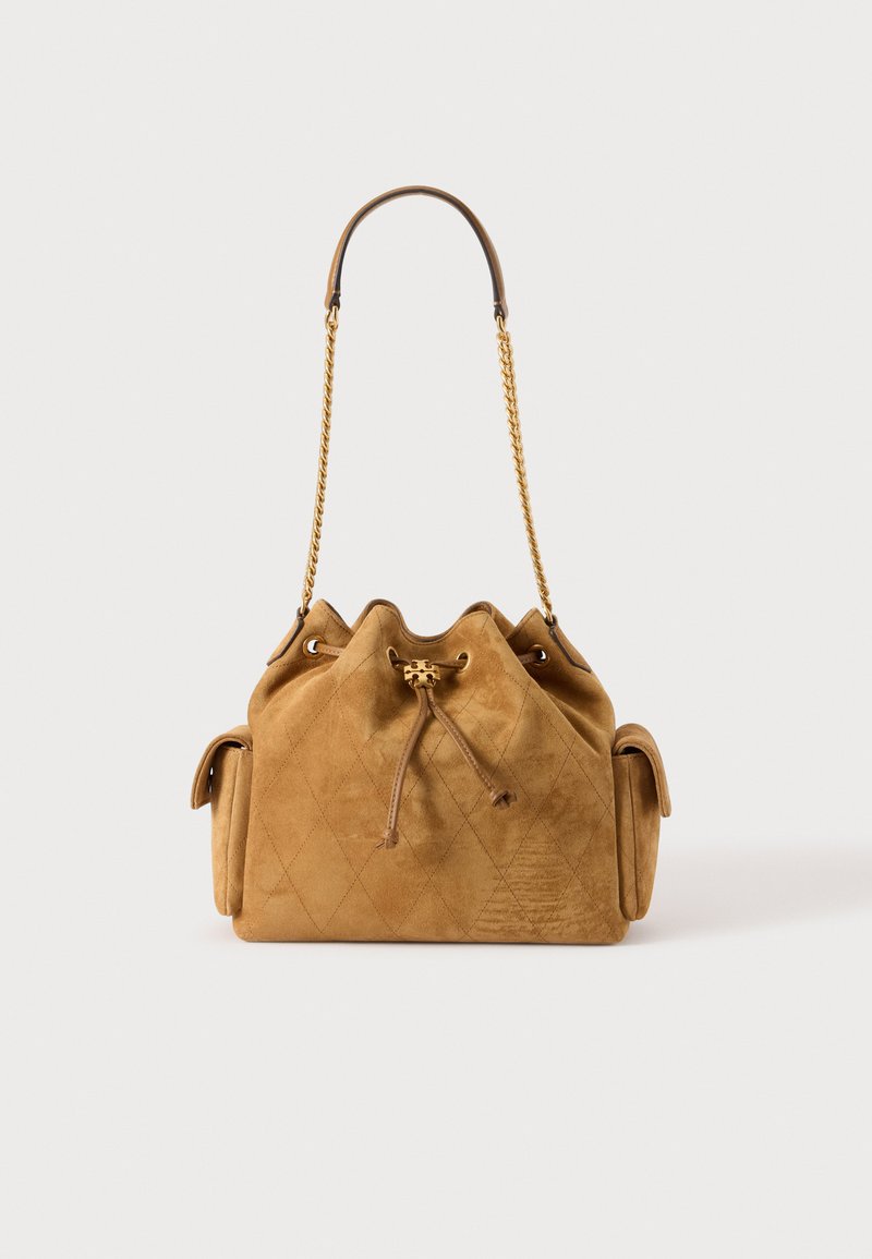 Sac seau en daim couleur fauve avec quilting losanges, bandoulière chaîne dorée, fermeture à cordon et poches latérales à rabat sur fond uni.