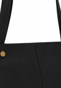 Borsa a tracolla in pelle nera con texture, caratterizzata da un bottone decorativo dorato e dettagli delle cuciture lisce, con due robuste cinghie per il trasporto.