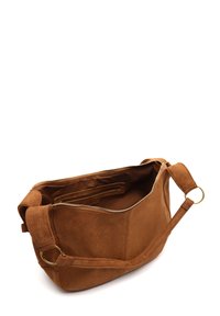 Bolso de hombro de ante marrón con anillas doradas, compartimento principal con cremallera abierto para mostrar bolsillo interior y forro de tela.