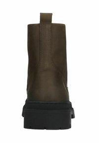 Stivali alla caviglia in pelle marrone con finitura liscia, suola in gomma nera e un tassello posteriore per facilitare l'indossamento. Robusti con dettagli di cucitura minimi.
