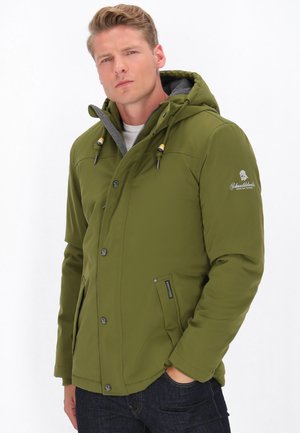 Giacca isolante verde oliva con fodera interna grigia, lacci sul cappuccio, chiusura con bottoni automatici e tasche laterali. Presenta un logo sulla manica.