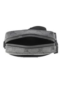 Piccola borsa a tracolla grigia in tessuto texturizzato con tasca con zip parzialmente aperta che mostra l'interno nero.