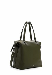 Sac fourre-tout en cuir texturé vert foncé avec doubles poignées, bandoulière amovible et fermeture éclair en argent, posé sur un fond blanc.