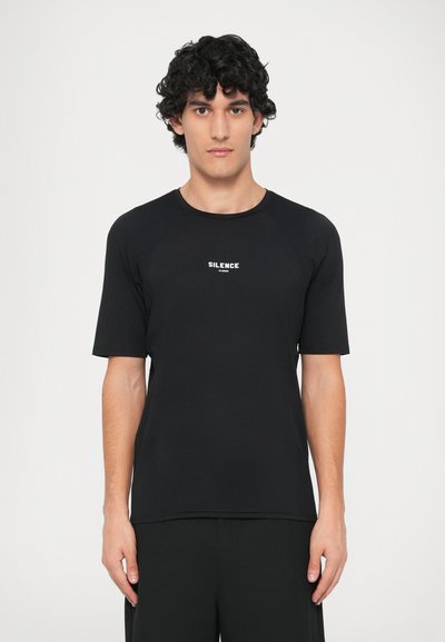 Schwarz, kurzärmliges Shirt mit Rundhalsausschnitt und einem weißen "SILENCE"-Druck in der Mitte. Glatte Textur, aus leichtem Material gefertigt.