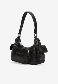 Bolso de piel marrón con un diseño estructurado, que cuenta con una correa corta, un bolsillo con cremallera lateral y un acabado suave. Destaca por su forma y textura únicas.