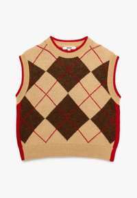 Strick-Weste ohne Ärmel mit einem tanfarbenen Grund und braun-rotem Rautenmuster, rotem geripptem Ausschnitt und Armlöchern sowie einer weichen Textur.