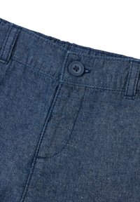 Pantalones de mezclilla de color azul oscuro, con cierre de botón y costuras visibles. Incluye un bolsillo frontal y una textura suave.