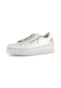 Witte leren sneaker met een dikke witte zool, voorzien van grijze accenten en een zijrits voor gemakkelijker aan- en uittrekken. Rond neus ontwerp en een gestructureerd oppervlak.