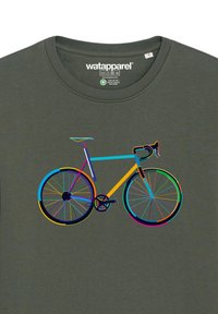 Groene katoenen T-shirt met een kleurrijke geïllustreerde fiets, versierd met levendige lijnen en geometrische vormen aan de voorkant.