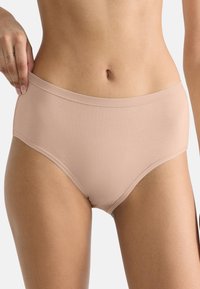Slip taille haute beige clair en tissu lisse et extensible. Caractérisé par une large ceinture et des bords sans coutures pour plus de confort et une meilleure adaptation.