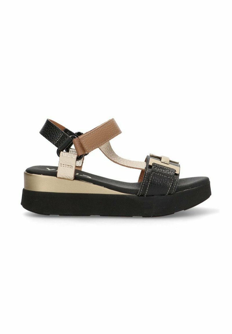 Sandalias de plataforma black and tan con un upper texturizado, tira ajustable y acentos beige contrastantes en una suela negra gruesa.