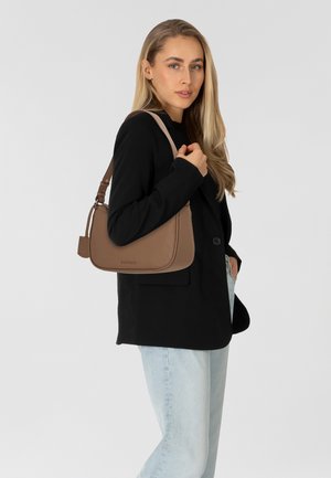 Bruine leren handtas met een gebogen vorm en een verstelbare schouderband, met een subtiel reliëflogo en een gladde textuur. Draagt als een crossbody.