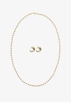 Collana con perline dorate e chiusura a moschettone, abbinata a orecchini dorati a forma di mezzaluna con piccole pietre trasparenti.