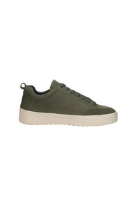 Groene leren sneaker met een laag profiel, voorzien van vetersluiting, een lichtbeige zool en stikdetails langs de randen.