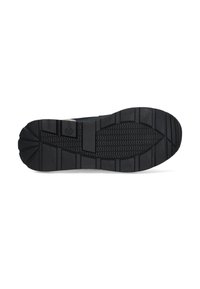 Semelle de chaussure en caoutchouc noir avec un motif texturé, présentant un accent de semelle intermédiaire rectangulaire et des motifs rainurés pour la traction et l'adhérence.