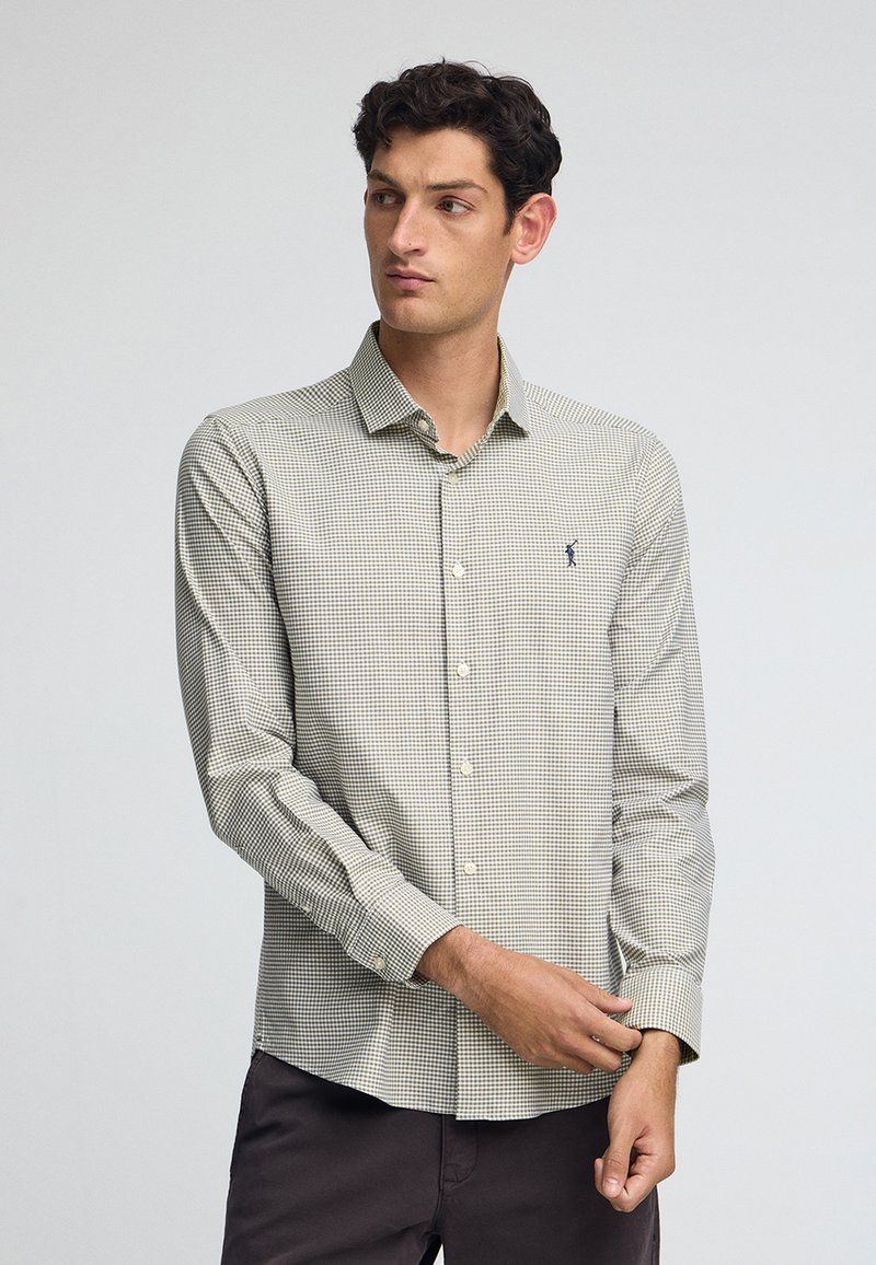 Camicia con bottoni caratterizzata da un piccolo motivo a quadretti in verde e bianco, maniche lunghe e un ricamo del logo sul taschino del petto.