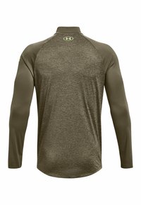 Langärmliges, olivgrünes Sportshirt mit strukturierter Stoffoberfläche, Kragen und Logo-Akzent am hinteren Halsausschnitt.