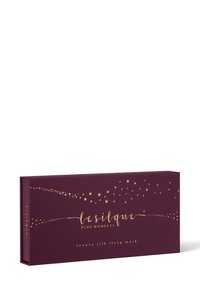 Bordowe pudełko z złotym wzorem gwiazd, na którym znajdują się napisy „le silque pure moments” oraz „luxury silk sleep mask”. Gładka tekstura, kształt prostokątny.