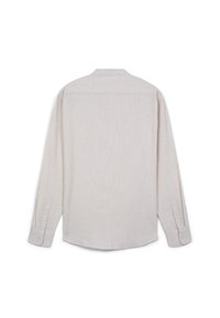 Camicia a maniche lunghe color beige chiaro, realizzata in tessuto testurizzato, presenta un taglio morbido, polsini con bottoni e orlo dritto. Vista posteriore mostrata.
